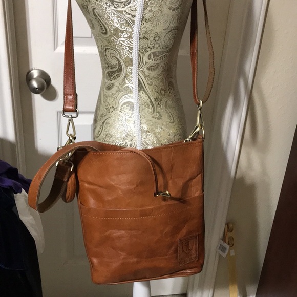 Berliner Sofia leather crossbody bag with 2 outside slip pockets and pouch. NWOT - Picture 13 of 14